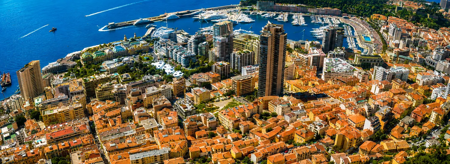 Vue aérienne des toits de Beausoleil dominant les tours et le port de Monaco