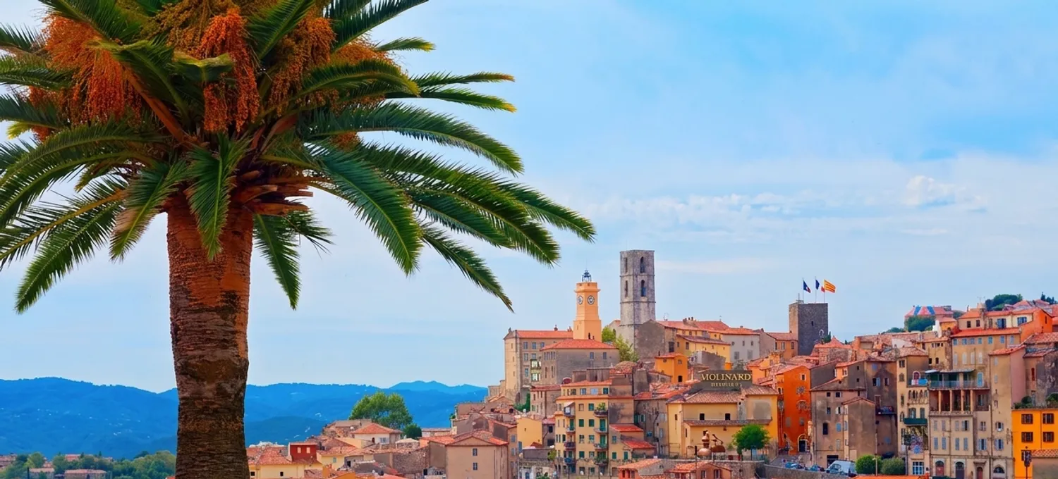 Vue de la vieille ville de Grasse, ses façades ocre et sa cathédrale