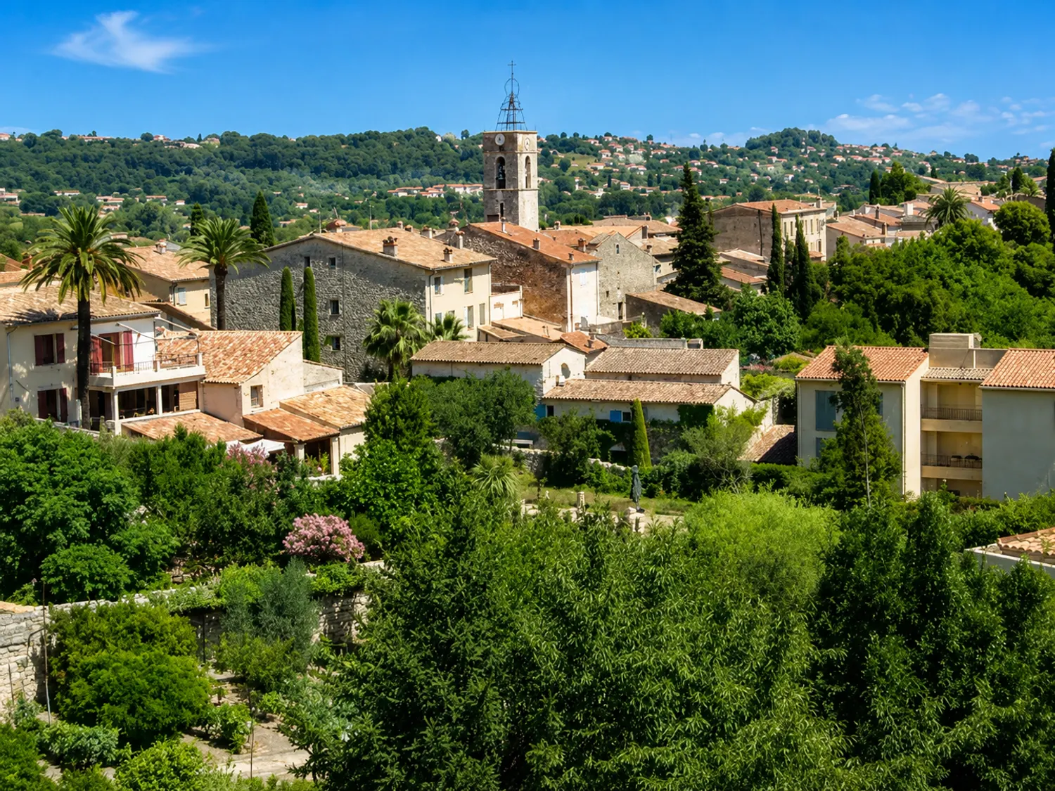 Le village de La Colle-sur-Loup et son clocher à campanile dans la verdure de la vallée du Loup