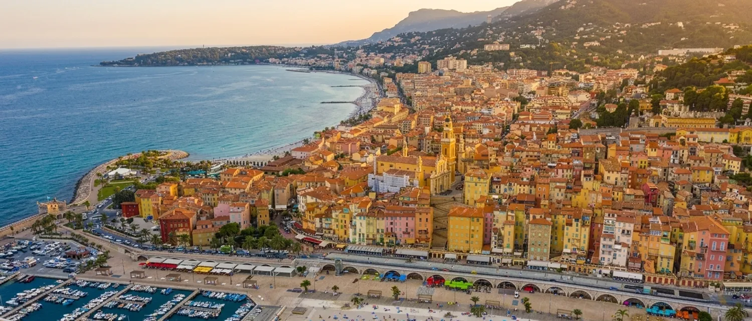 Vue aérienne de la vieille ville colorée de Menton et de sa baie