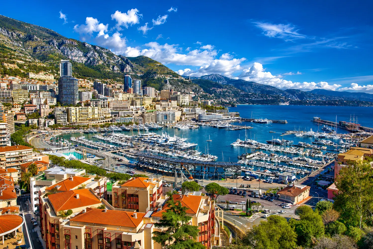 Vue du port Hercule de Monaco, ses yachts et les tours de Monte-Carlo