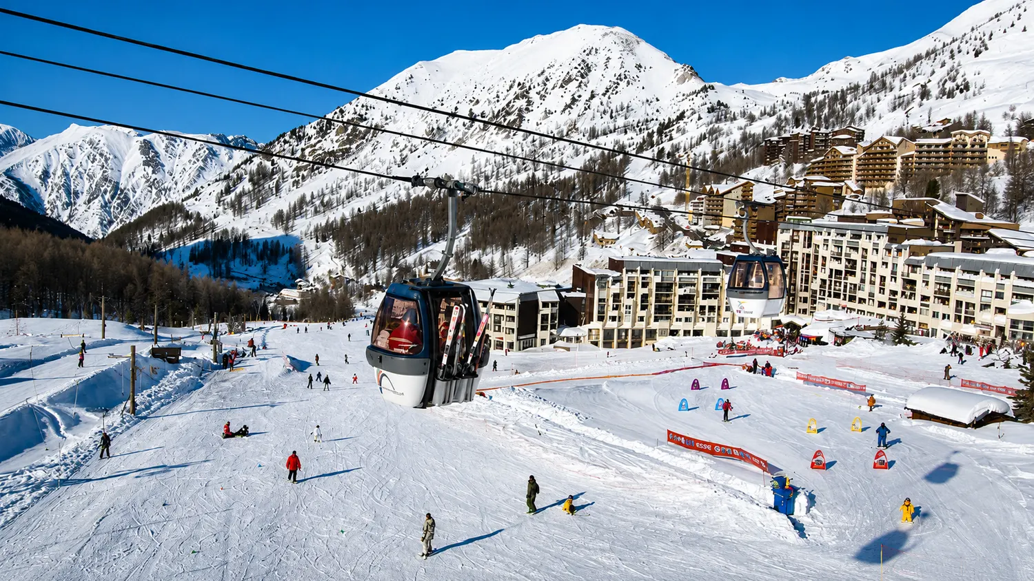 Front de neige d’une station de ski des Alpes du Sud — télécabines et résidences au pied des pistes