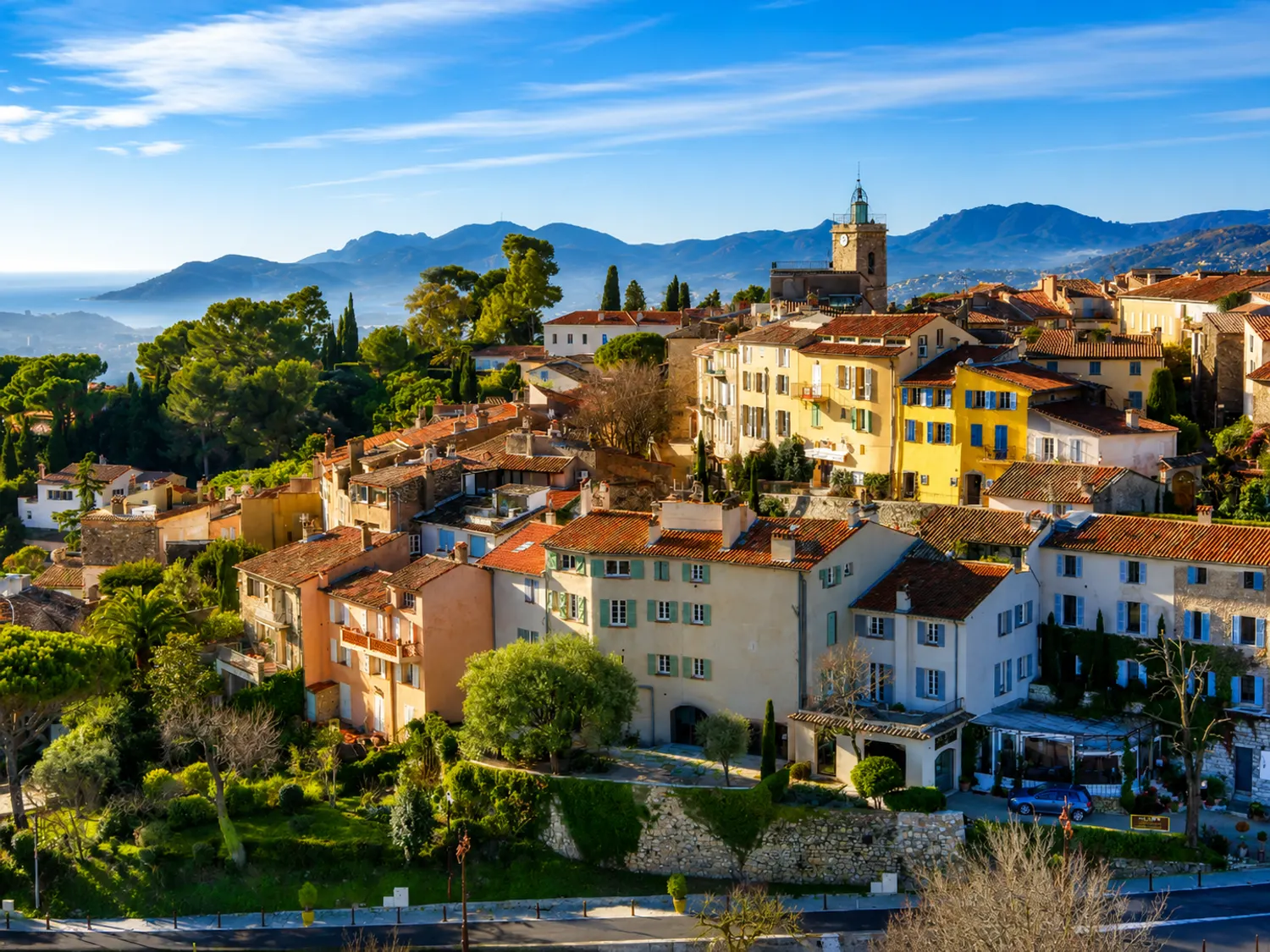 Le vieux village perché de Mougins et son clocher, l’Estérel en arrière-plan