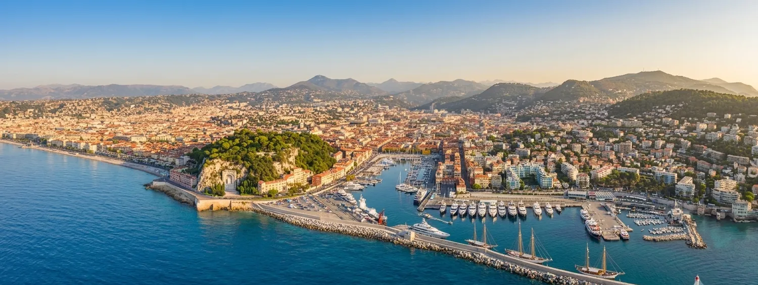 Vue aérienne de Nice, son port et la colline du Château