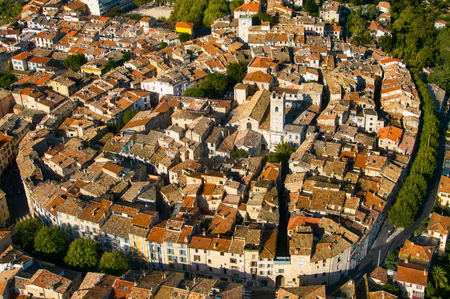 Vue aérienne de la vieille ville ovale de Vence et de sa cathédrale