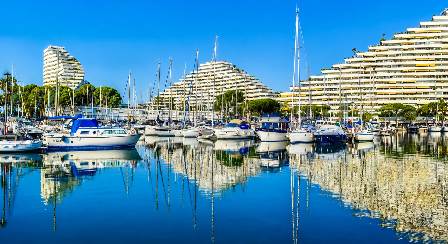 Les pyramides de Marina Baie des Anges et le port de Villeneuve-Loubet